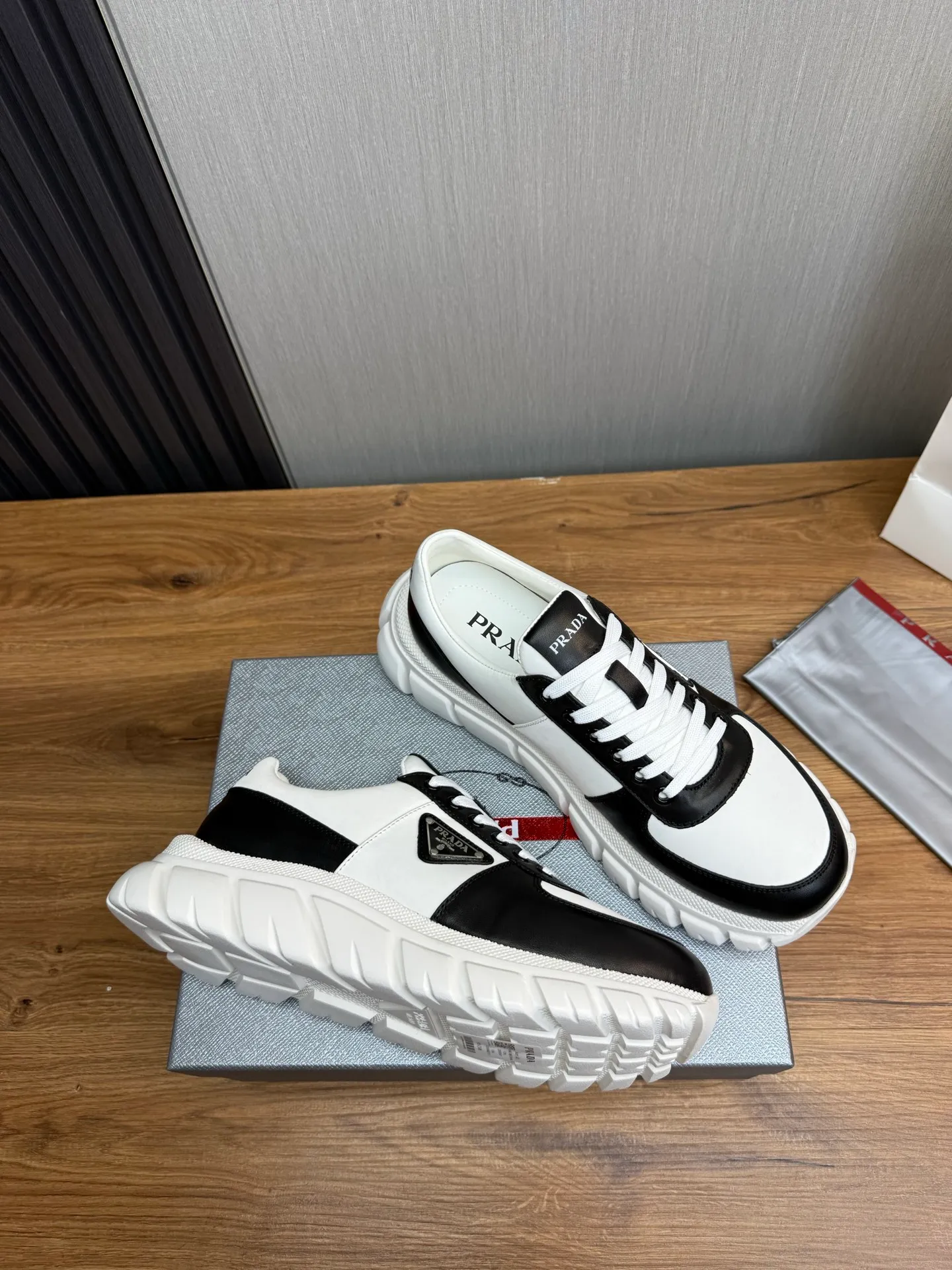 Men's shoes 💰580💰 [PRADA] Men's shoes are popular in the counter, official website is synchronized, 1 high-quality shipment ✔️Imported cowhide fabric + cowhide lining, 1🆚1 replica, original sole, 38-45 (45 customized, non-refundable)